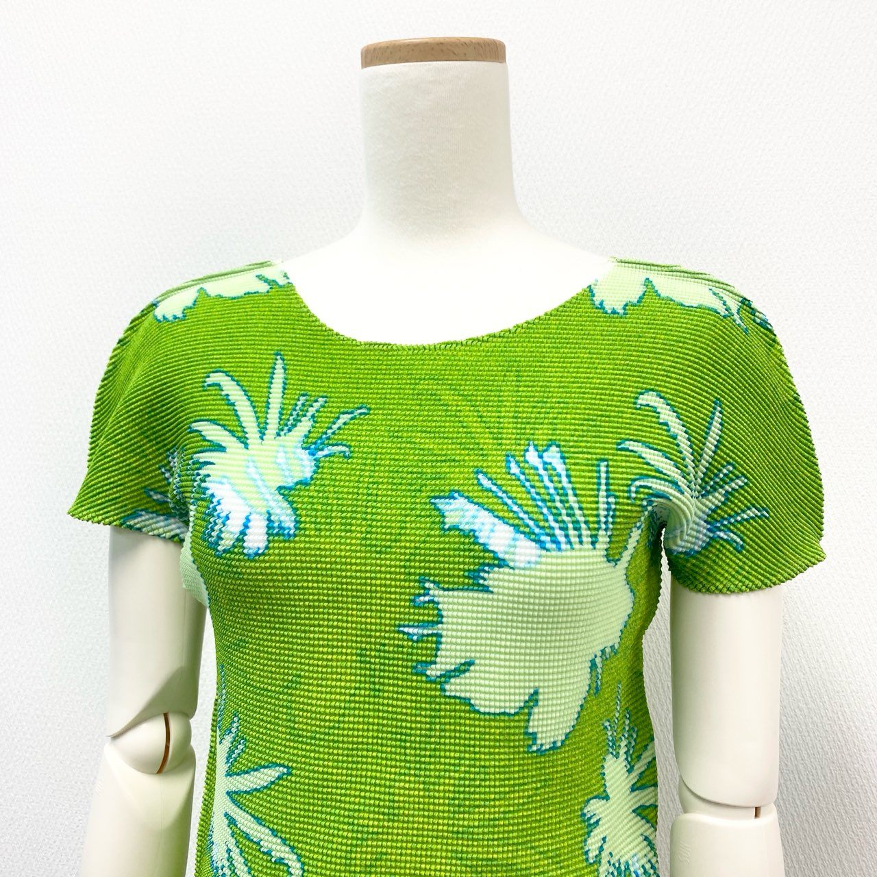56j20 《美品》ISSEY MIYAKE me イッセイミヤケ ミー ワッフルプリーツカットソー 半袖カットソー シルエットプリント MI41FK516 F グリーン ブルー レディースu02t