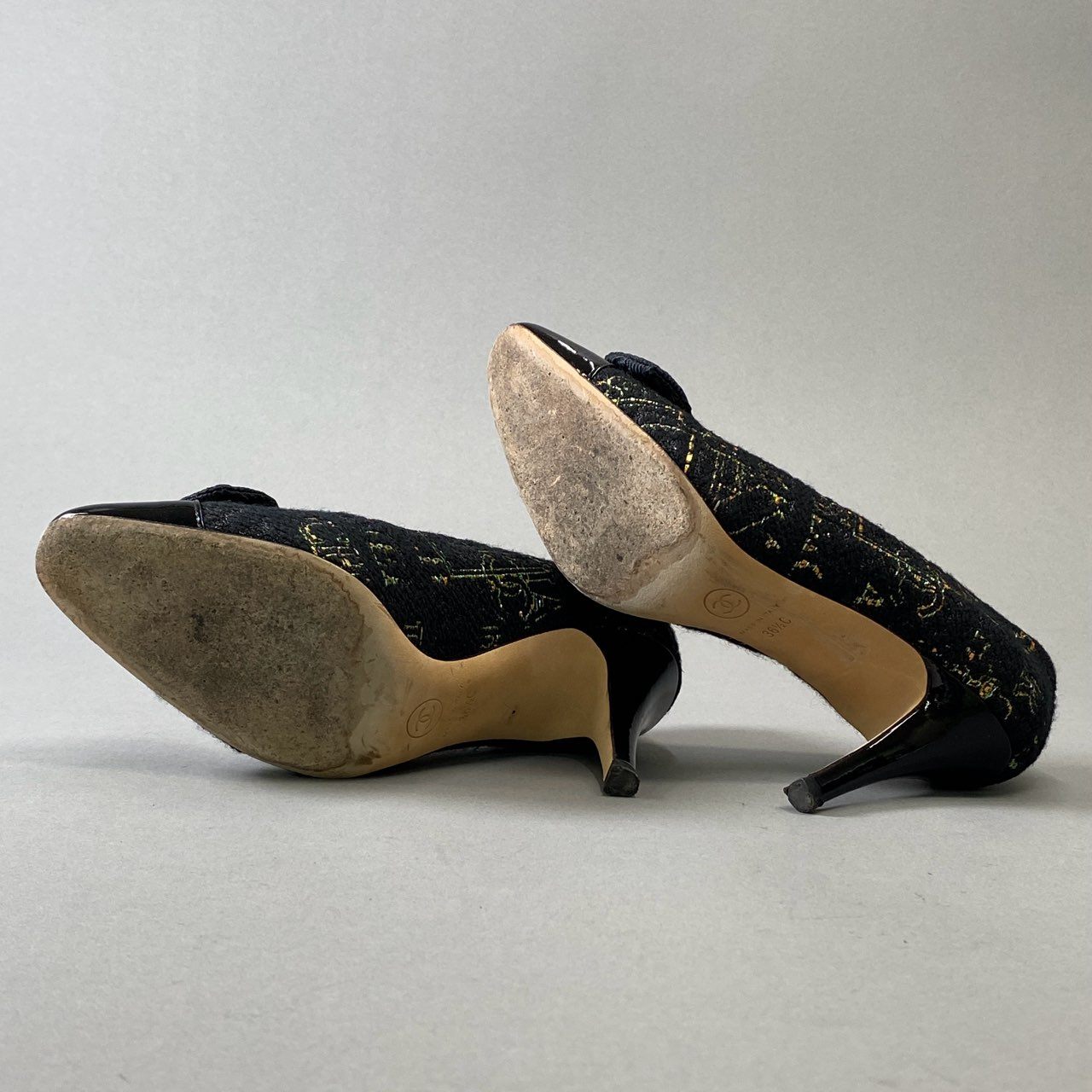 1h15《美品》 CHANEL シャネル TWEED PATENT RIBBON PUMPS ココマーク リボン ツイードラメパンプス G31387 36 1/2 ブラック 箱 保存袋付きt18r