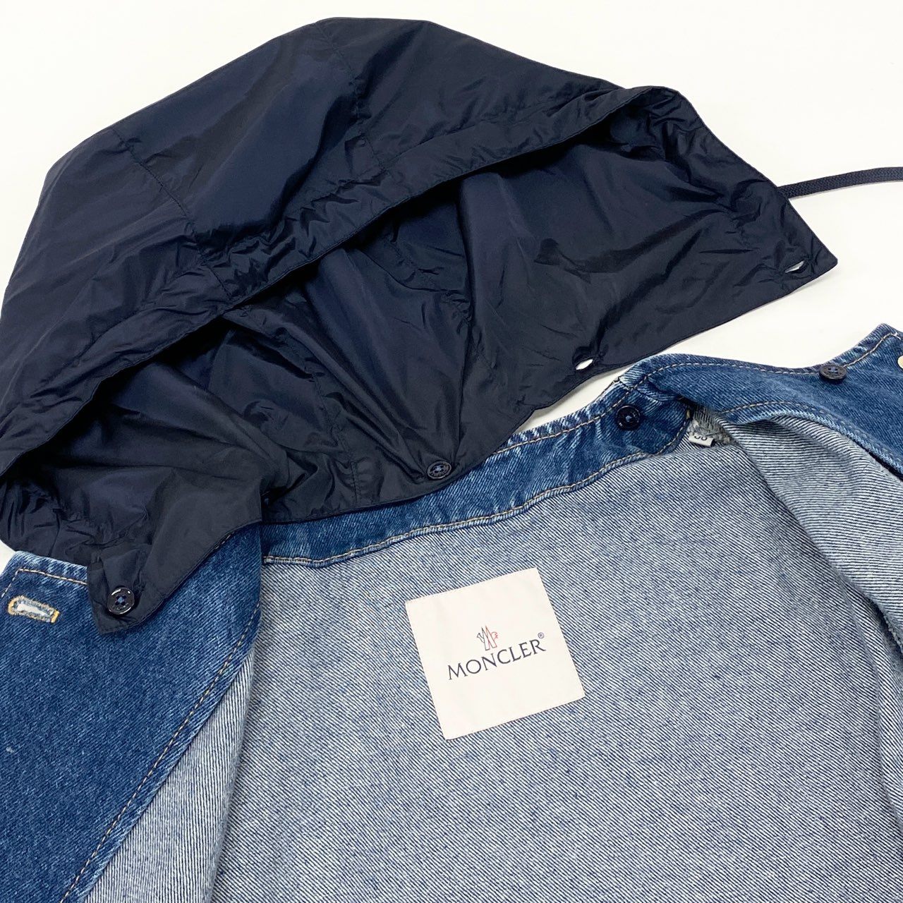 53e19 MONCLER モンクレール LAMPUSA 袖ワッペン フード付き ダメージ加工 ノーカラー デニムジャケット イタリア製 J10931A00115 00 インディゴブルー
