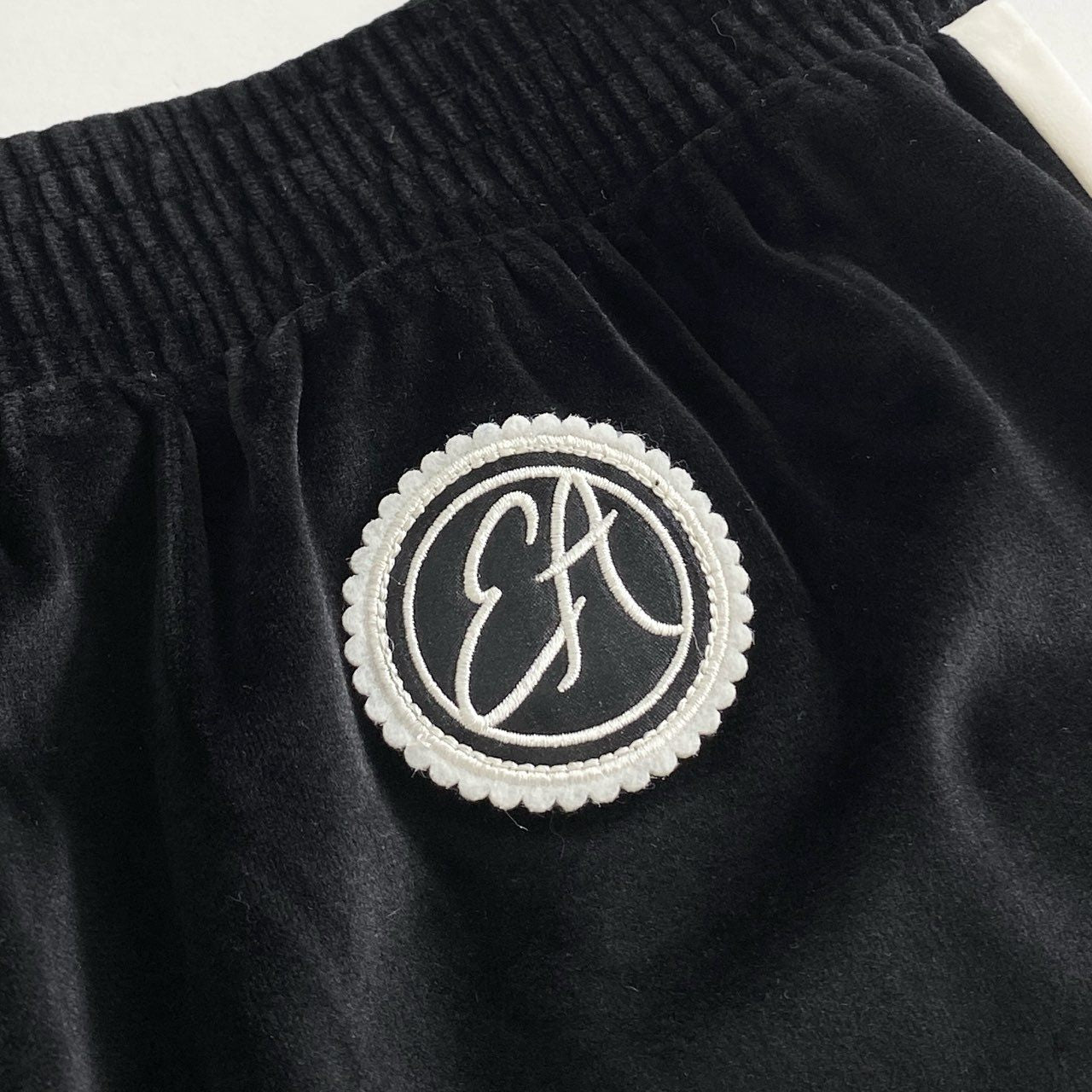 88i3 《未使用保管品》 定価¥41,800 EMPORIO ARMANI エンポリオアルマーニ サイドライン ベロアパンツ 36 ブラック ジャージ トラウザーパンツ