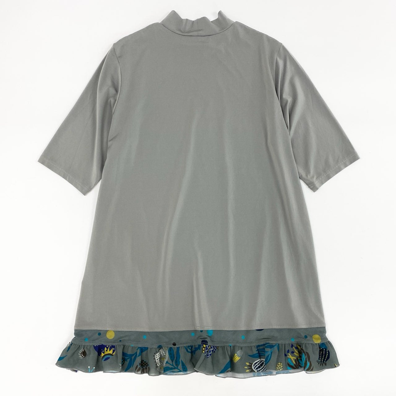 71i3 TOKUKO 1er Vol トクコプルミエヴォル 日本製 ハイネック 半袖チュニック トップス  総柄刺繍 9 Mサイズ ライトグレー レディースo07t