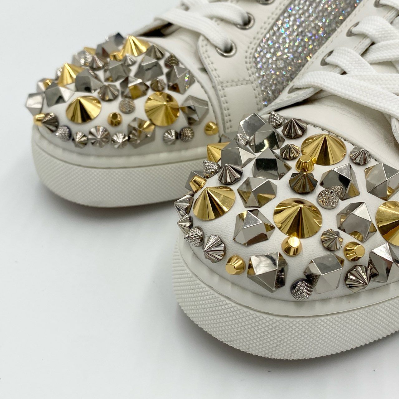 1h20《美品》 Christian Louboutin クリスチャンルブタン ルイスジュニア ストラス スパイク スニーカー シューズ スタッズ ラインストーン サイズ42 ホワイト メンズ 紳士靴k02i