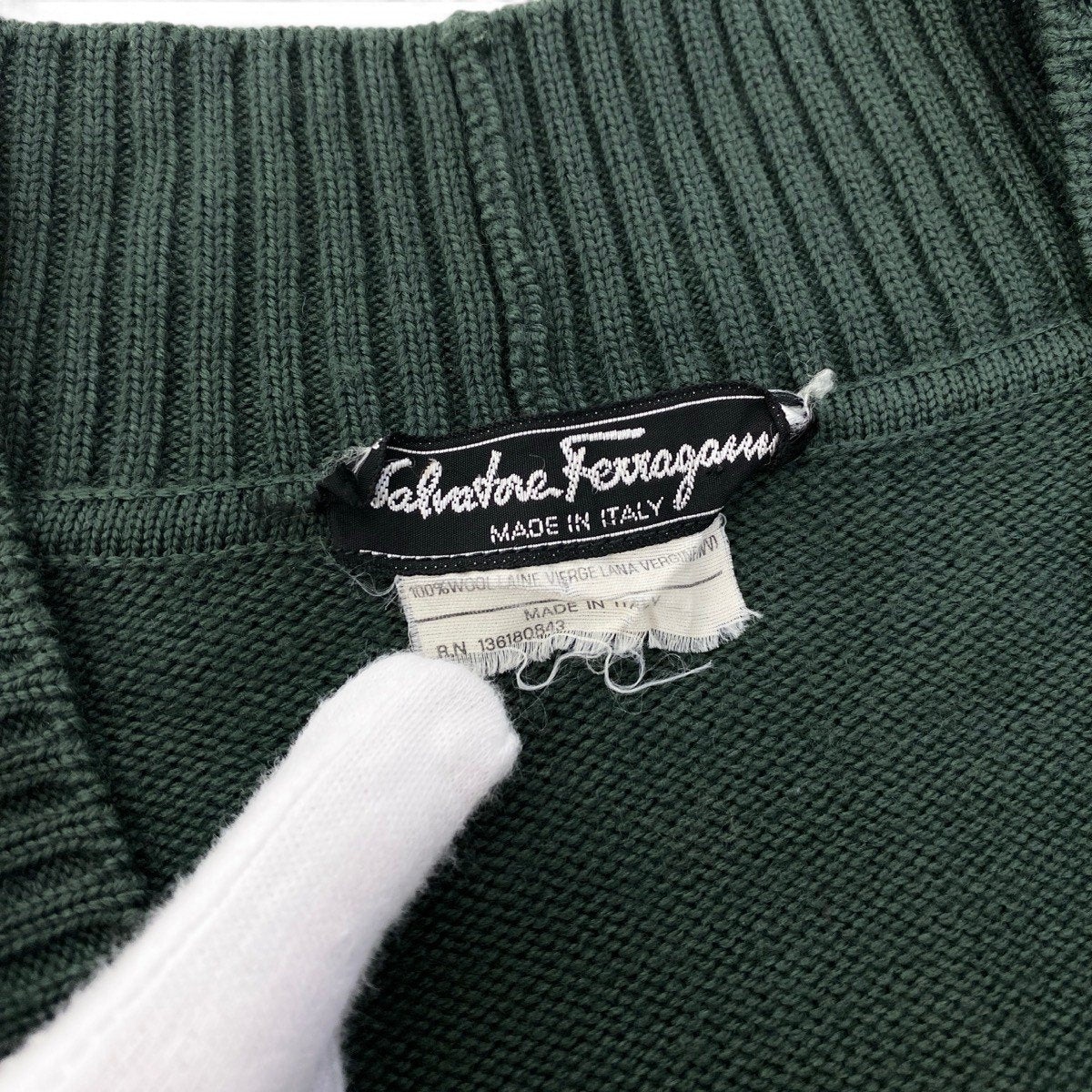 51i2 Salvatore Ferragamo サルヴァトーレフェラガモ ロングスリーブ ニットワンピース Vネック 金ボタン サイズS グリーン ウール100% レディースo07t