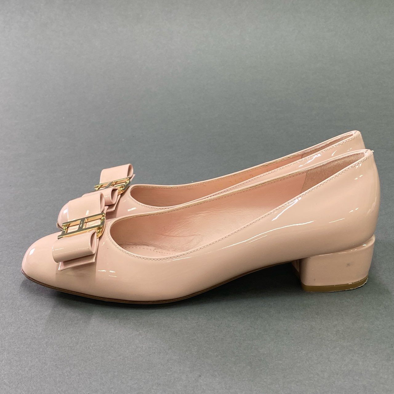 9c19 Salvatore Ferragamo サルヴァトーレ フェラガモ VARA ヴァラリボン エナメルパンプス 4 ピンク パテントレザー シューズ イタリア製 箱付き