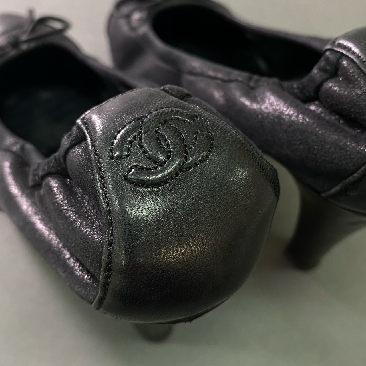 7b12 CHANEL シャネル ラウンドトゥ ヒールパンプス ハイヒール ココマーク リボン イタリア製 レザー 履き口ゴム◎ 37C ブラック 本革