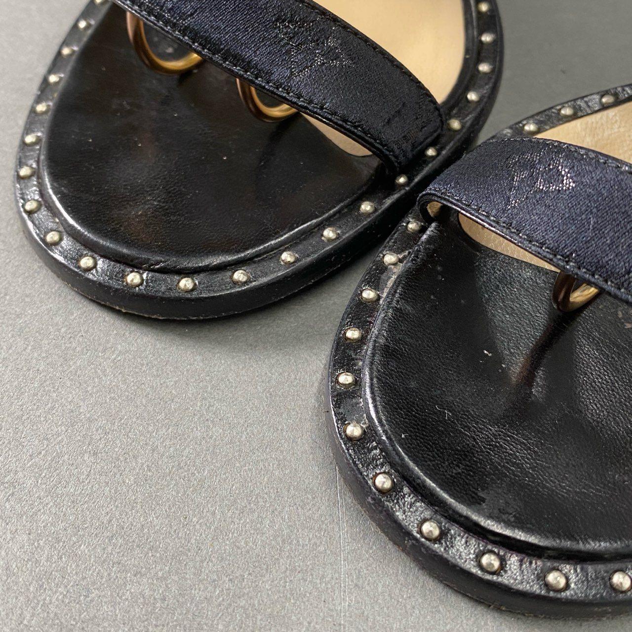9f18 LOUIS VUITTON ルイヴィトン モノグラム スタッズ アンクルストラップ ヒールサンダル 35 ブラック レザー イタリア製 パンプス