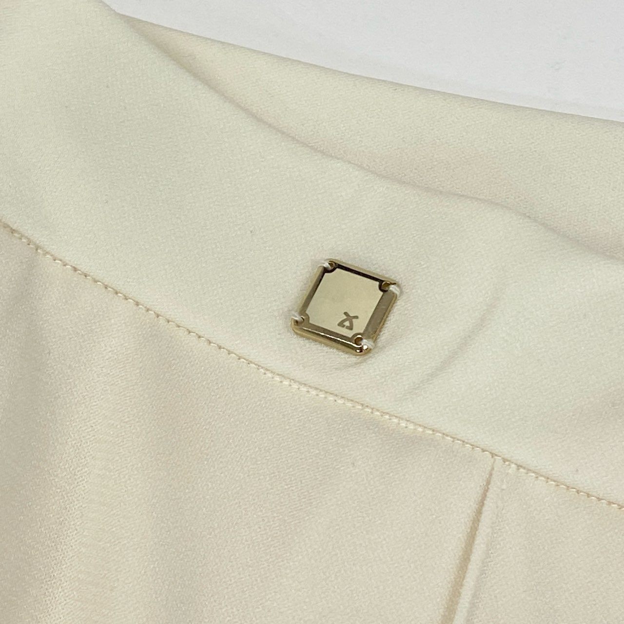 56h1 LEONARD レオナール ボトムス カンカン素材 ストレッチ ストレートパンツ プレート レディース 女性用 0183511 42 ホワイトu02t