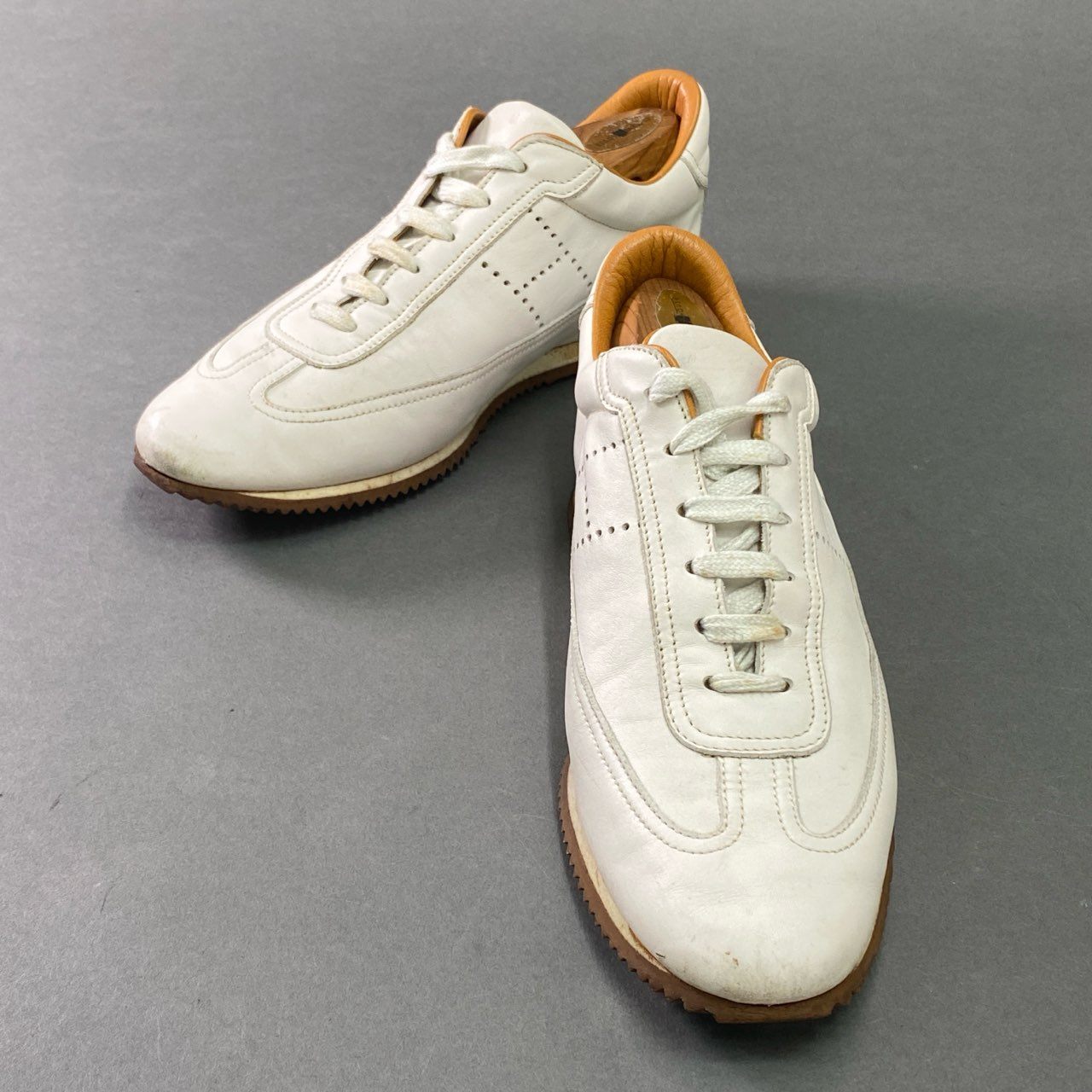 3b7 HERMES エルメス ローカットスニーカー レザースニーカー パンチング Hロゴ leather メンズ 39 ホワイト レザー