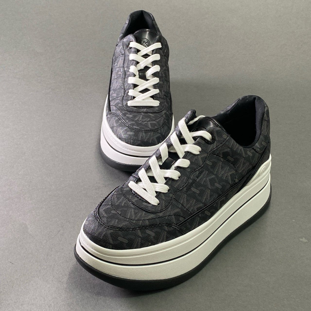 7f6 《未使用品》 MICHAEL KORS マイケルコース HAYES LACE UP プラットフォーム モノグラムスニーカー US6.5 ブラック 厚底 シューズ 箱付き