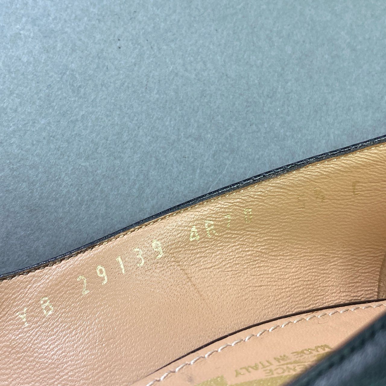 5f8 《美品》 Salvatore Ferragamo サルヴァトーレ フェラガモ バックプル レザー オープントゥ パンプス 5 1/2 ブラック leather サンダル シューズ イタリア製 保存袋付き