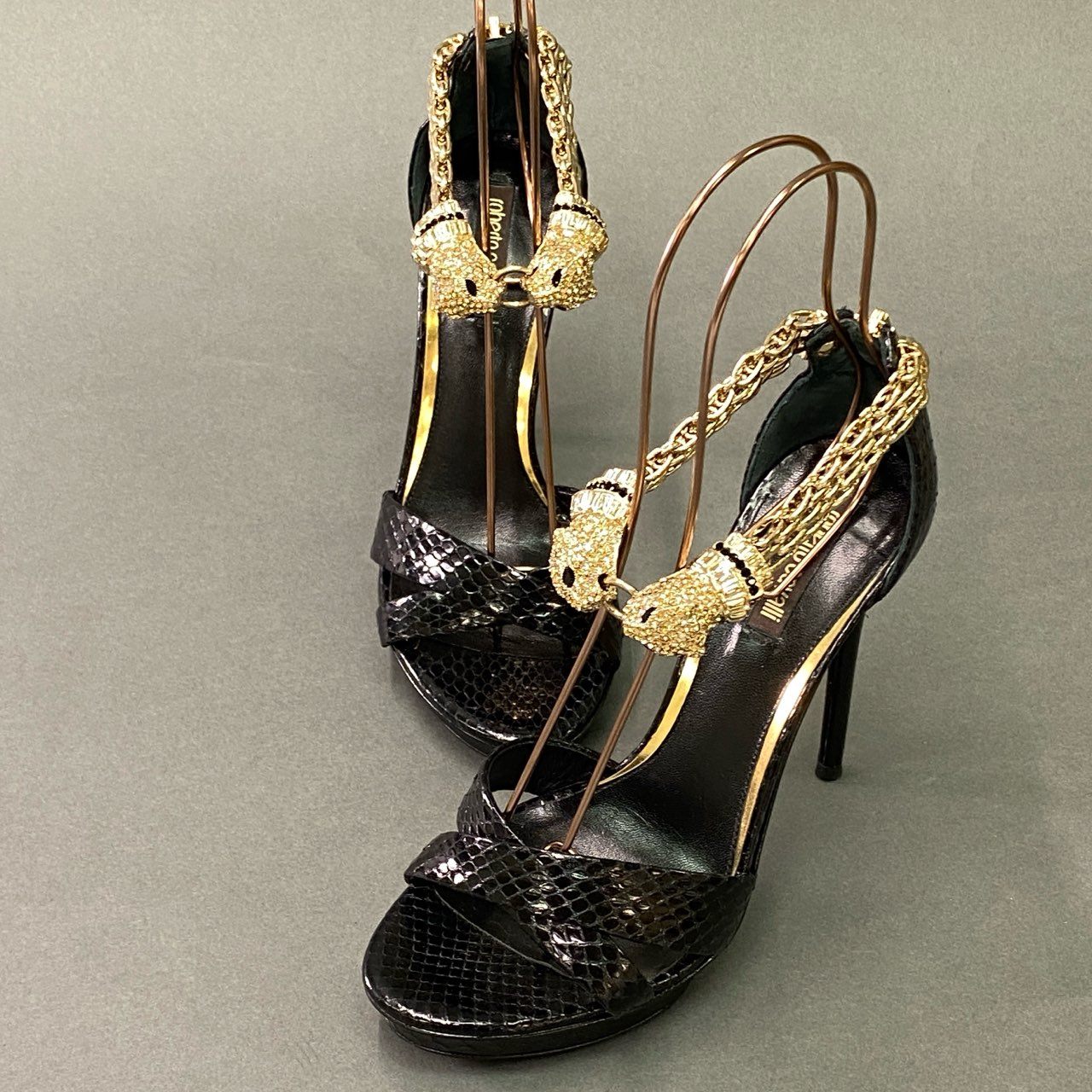 6a6 《美品》 Roberto Cavalli ロベルトカヴァリ パンサーヘッド ゴールドチェーン パイソン ハイヒールサンダル 36 ブラック パンプス イタリア製 シューズ 靴