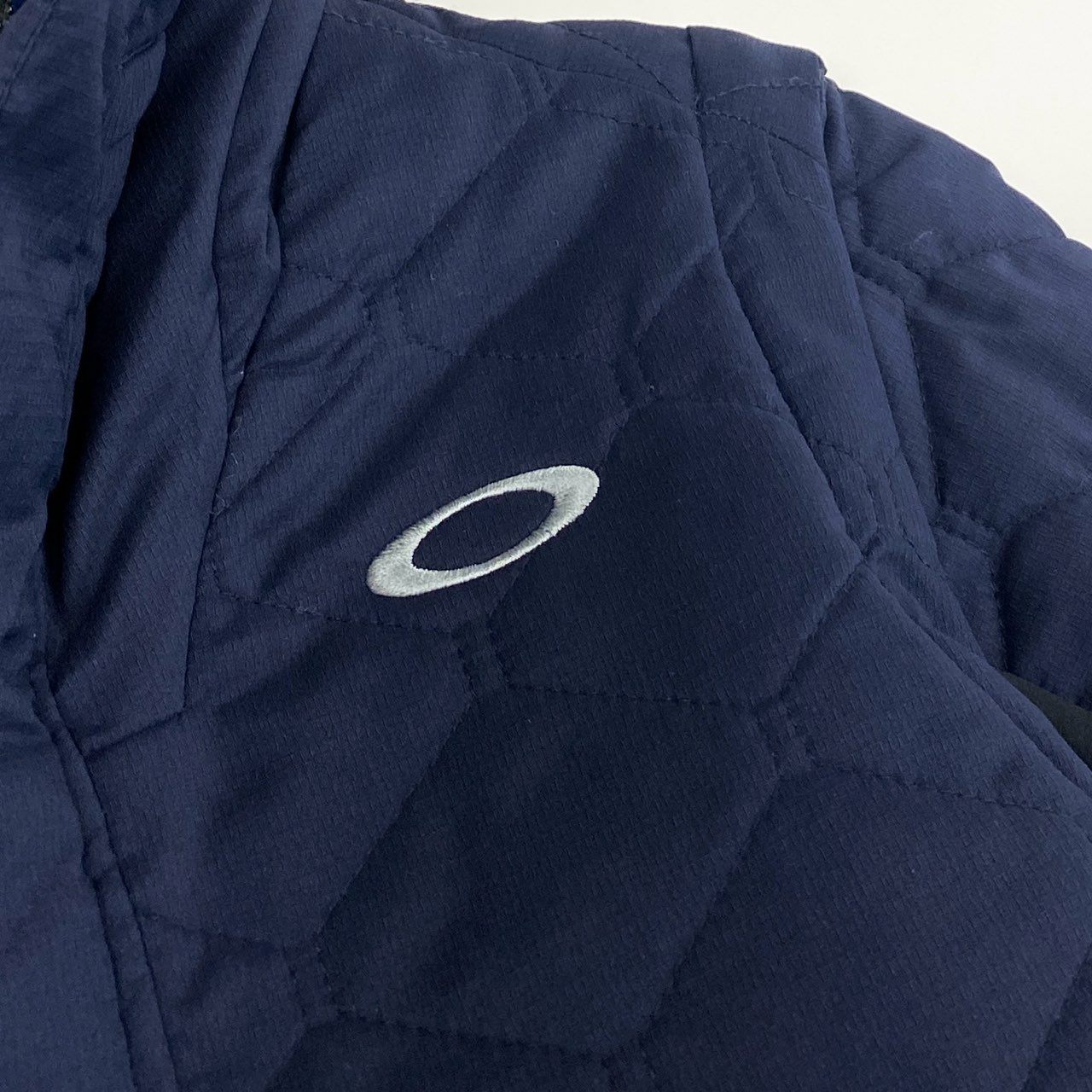 78i10-3《未使用品》タグ付 OAKLEY オークリー UNEVEN PUFF JACKET 3.0 中綿2wayジャケット ベスト ゴルフウェア アウター ロゴ刺繍 FOA402870 Mサイズ ネイビー メンズk02i