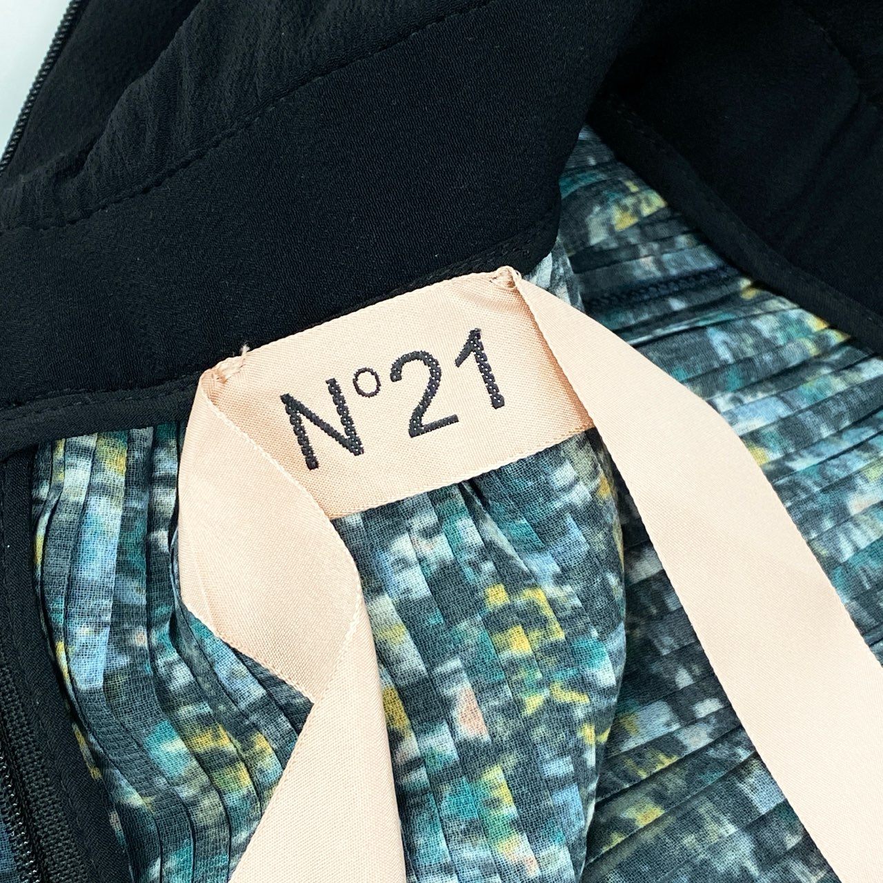 33d3 《美品》 N゜21 ヌメロ ヴェントゥーノ プリーツ パーティードレス ワンピース 38 ブラック グリーン ノースリーブ Dress イタリア製