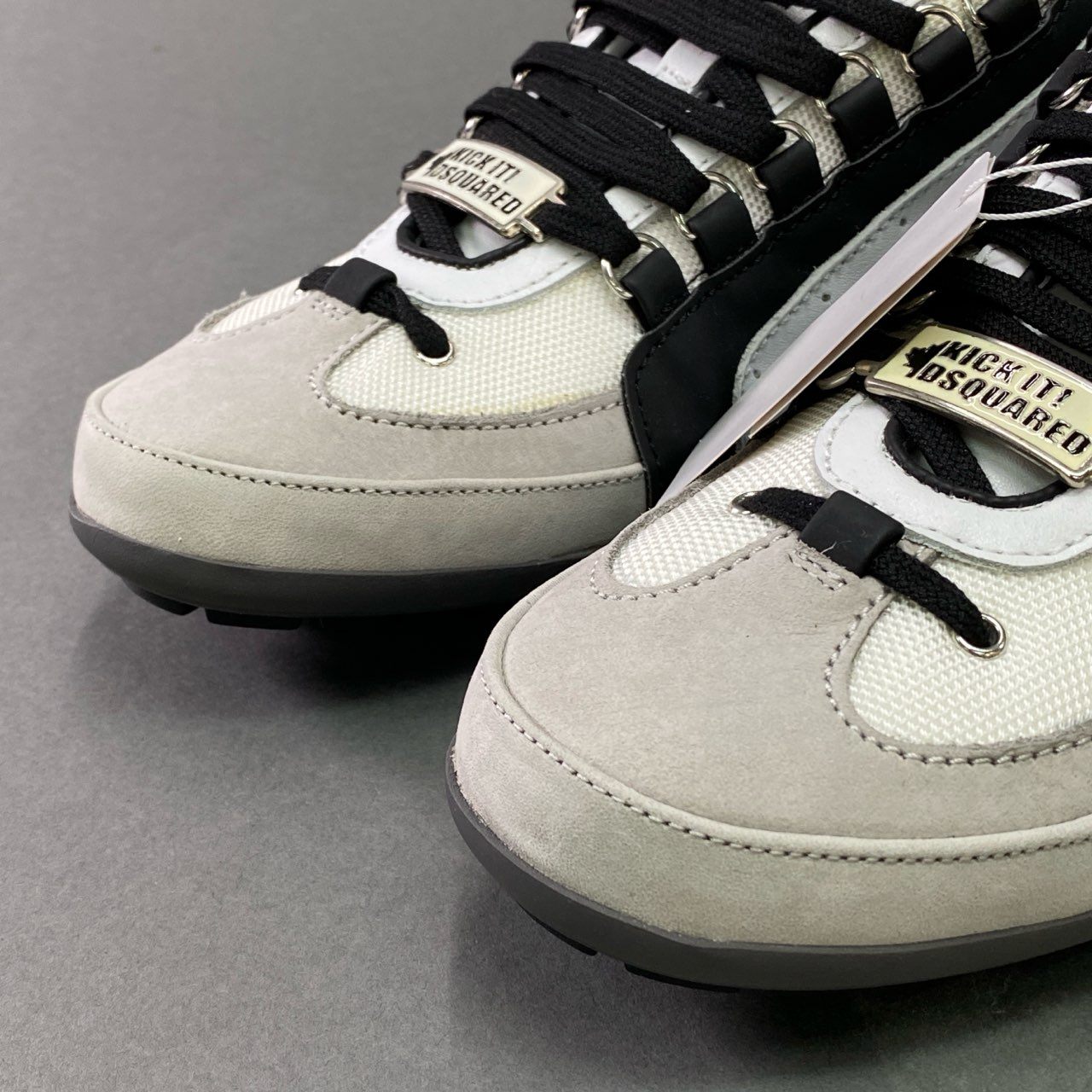 6b28 DSQUARED2 ディースクエアード 《タグ付き》 ローカットスニーカー レザースニーカー 牛革 カウレザー イタリア製 メンズ 保存袋付属 43 ホワイト ブラック グレー 本革