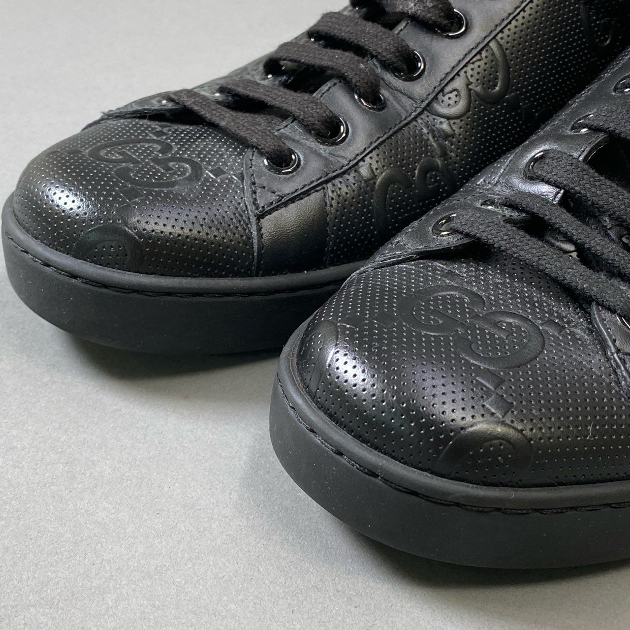 4i30 《美品》 GUCCI グッチ GGエンボス レザースニーカー ローカットスニーカー 625787 8 1/2サイズ ブラック レザー メンズ シューズt18r