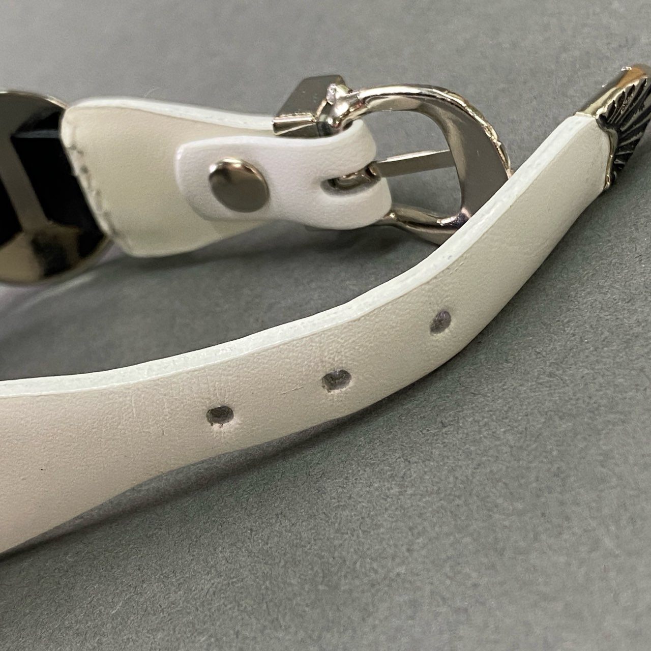 b17 TOGA PULLA トーガプルラ コンチョレザーバングル TP21-AK270 ホワイト シルバー ブレスレット アクセサリー 箱付き