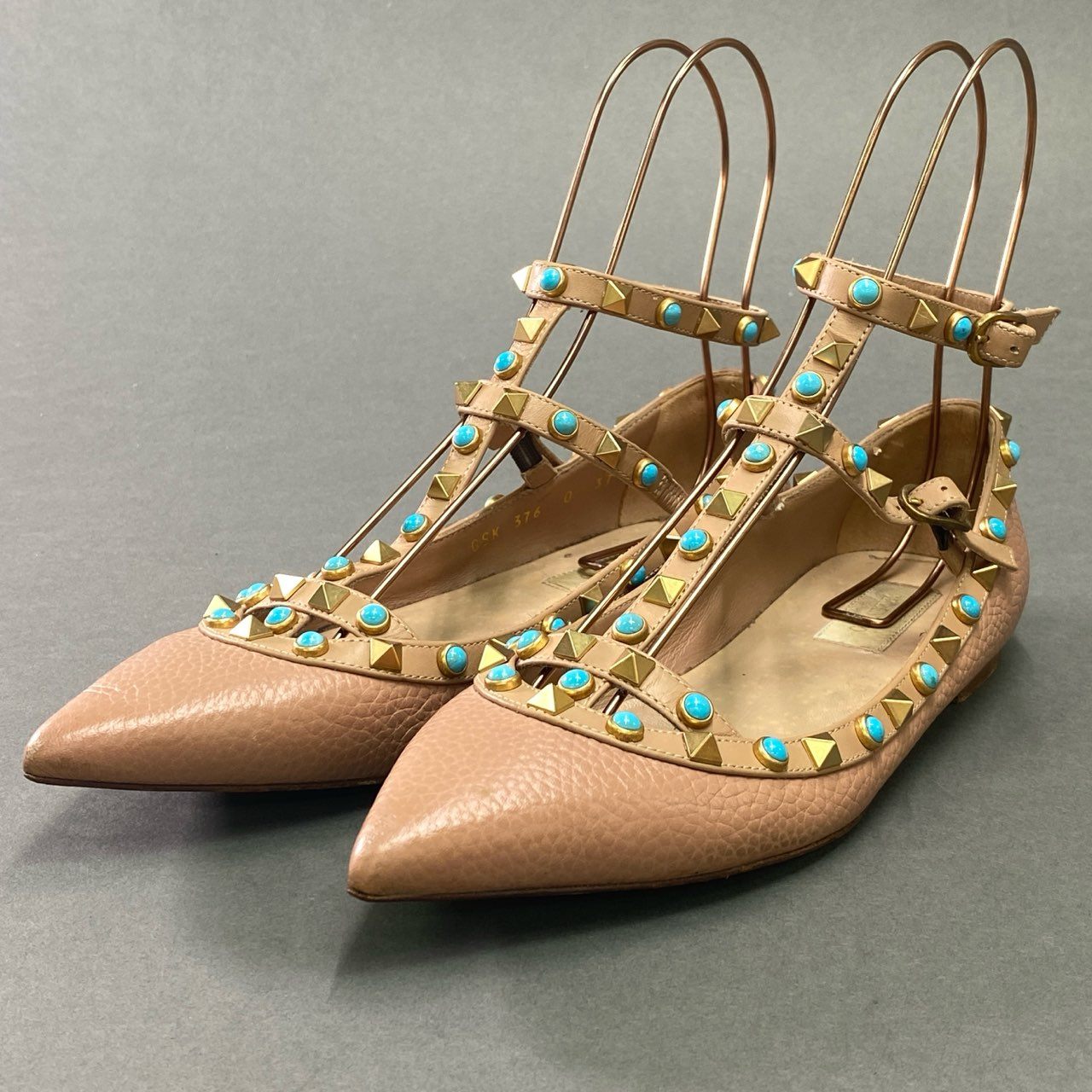 5c21 VALENTINO GARAVANI ヴァレンティノ ガラヴァーニ ゴールドスタッズ × ターコイズ ストラップ フラットシューズ 37 1/2 ピンク レザー シューズ イタリア製
