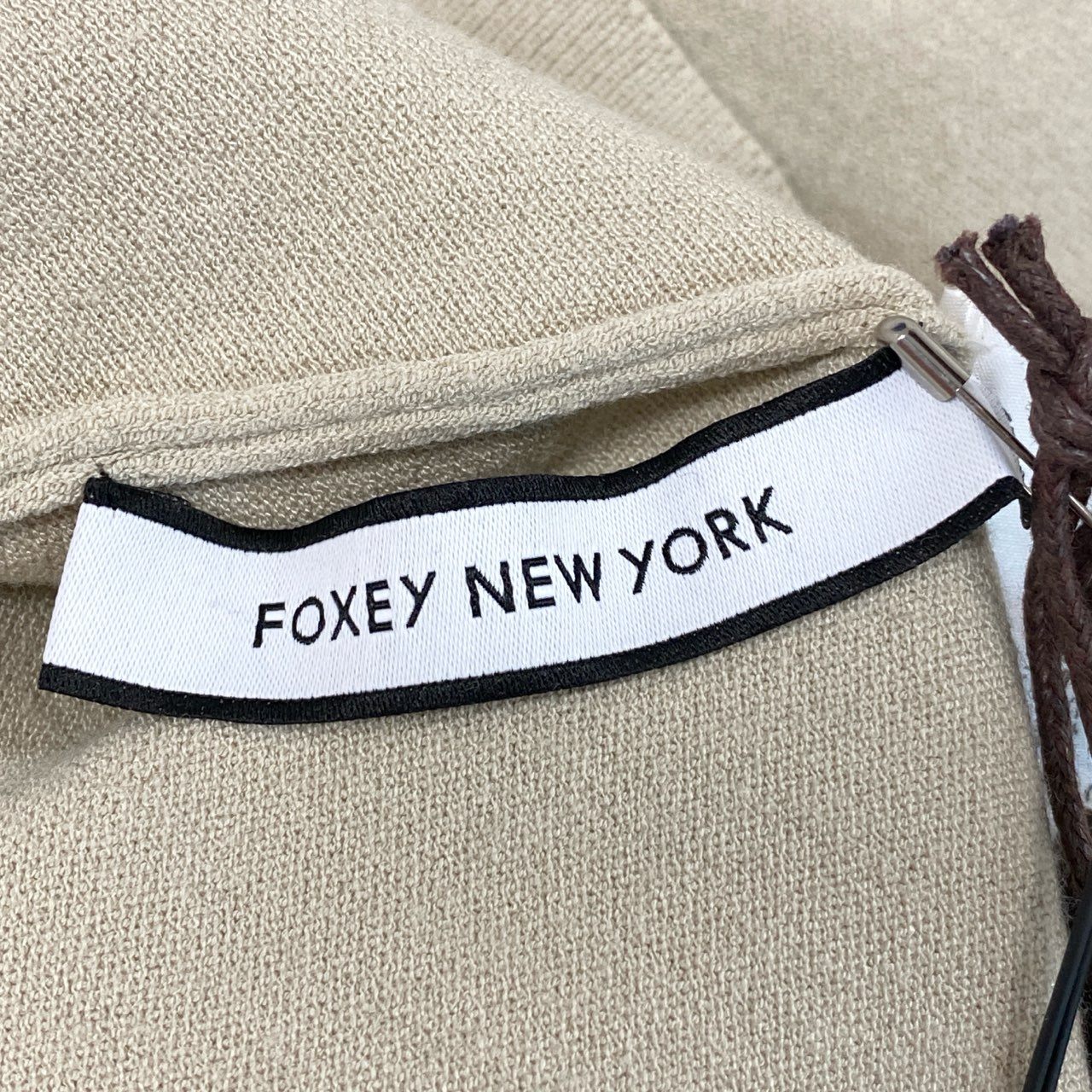 35d7 《新品タグ付き》 FOXEY NEW YORK フォクシー ニューヨーク ツインフェイス ニットカーディガン ボレロカーディガン トップス 33065 サイズ38 ベージュ レディース 日本製