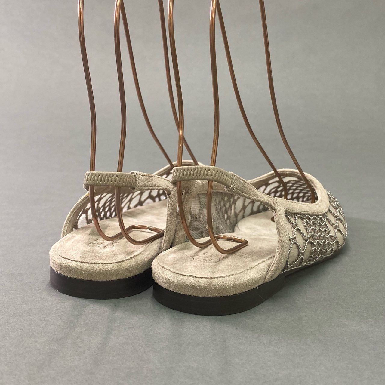 1c6 《美品》 BRUNELLO CUCINELLI ブルネロクチネリ 現行モデル フラットシューズ パンプス スリングバック ビーズ装飾 レース スエード 36 グレー