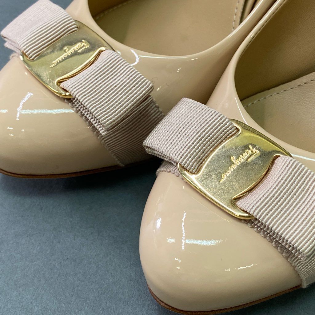 3d3 Salvatore Ferragamo サルヴァトーレ フェラガモ VARA ヴァラリボン エナメルヒールパンプス 7 1/2 ピンクベージュ パテントレザー シューズ イタリア製