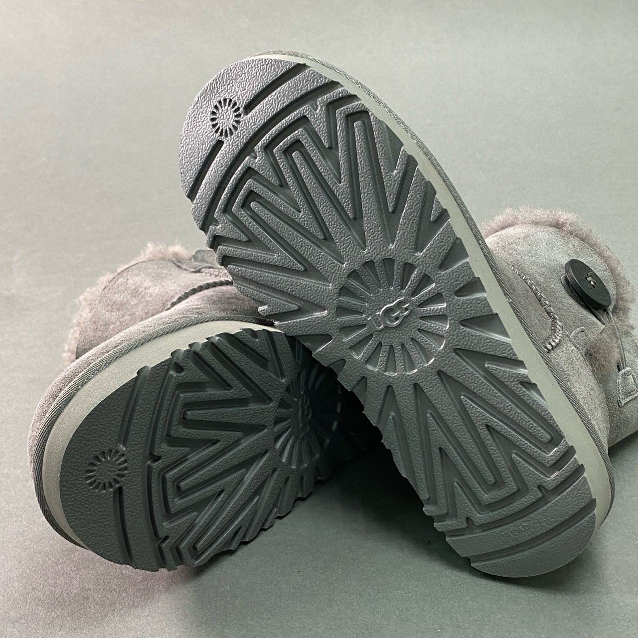 5g24 《未使用》 UGG アグ W MINI BAILEY BUTTON 2 ムートンブーツ 1016422 22cm グレー スエードレザー シューズ 箱付き_