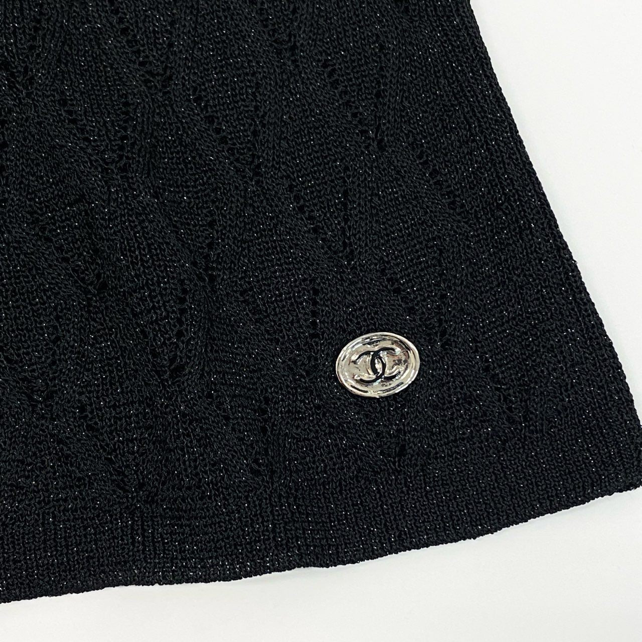 7f11 【美品】CHANEL シャネル 2023AW タートルネック ラメ入り 薄手ニット トップス ロゴプレート P75380K10834 サイズ36 ブラック レディース