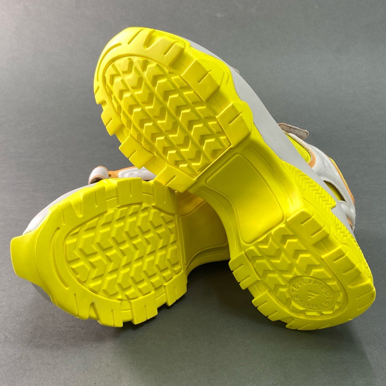 8f4 《極美品》 adidas アディダス × Stella McCartney ステラマッカートニー HIKA SANDAL ヒカ アウトドアサンダル 24.5cm チョーク イエロー シューズ 箱付き