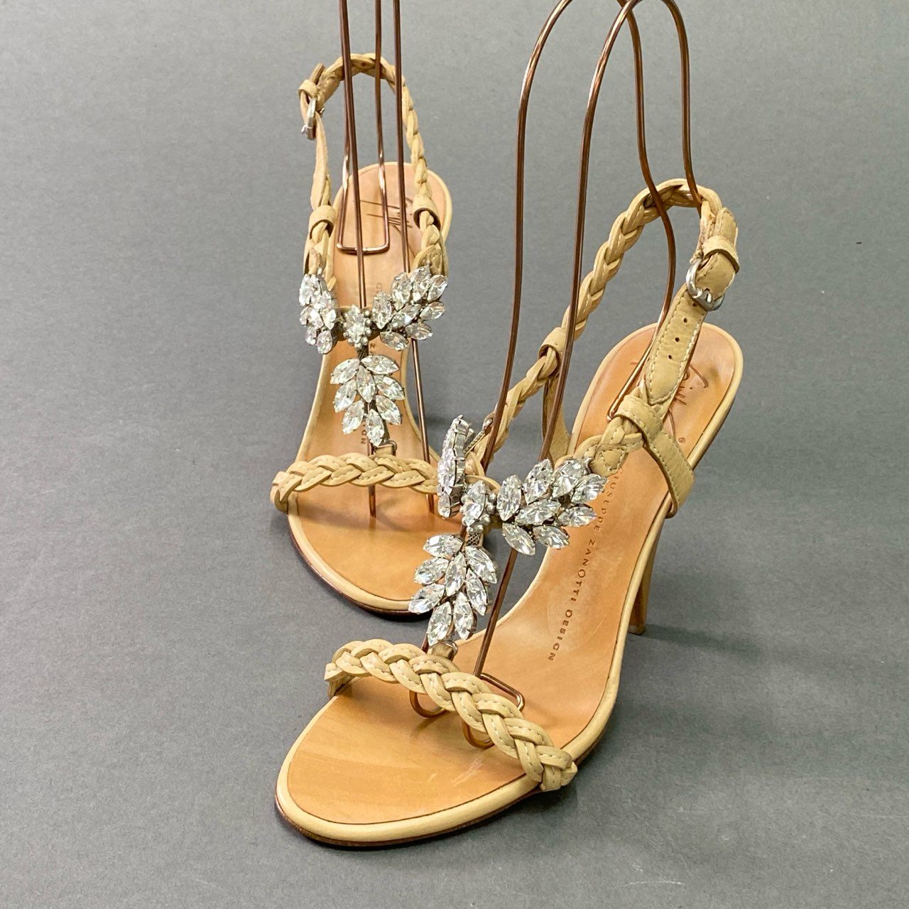 1e26 《美品》 GIUSEPPE ZANOTTI ジュゼッペザノッティ クリスタルビジュー レザーサンダル 37 ベージュ Leather アンクルストラップ シューズ 夏