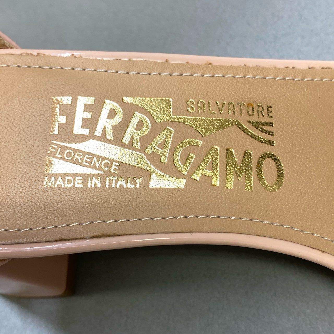 6j16《美品》 Salvatore Ferragamo サルヴァトーレ フェラガモ VARA ヴァラリボン アンクルストラップ エナメルサンダル 6 1/2 ピンク パテントレザー シューズ 箱付きt18r