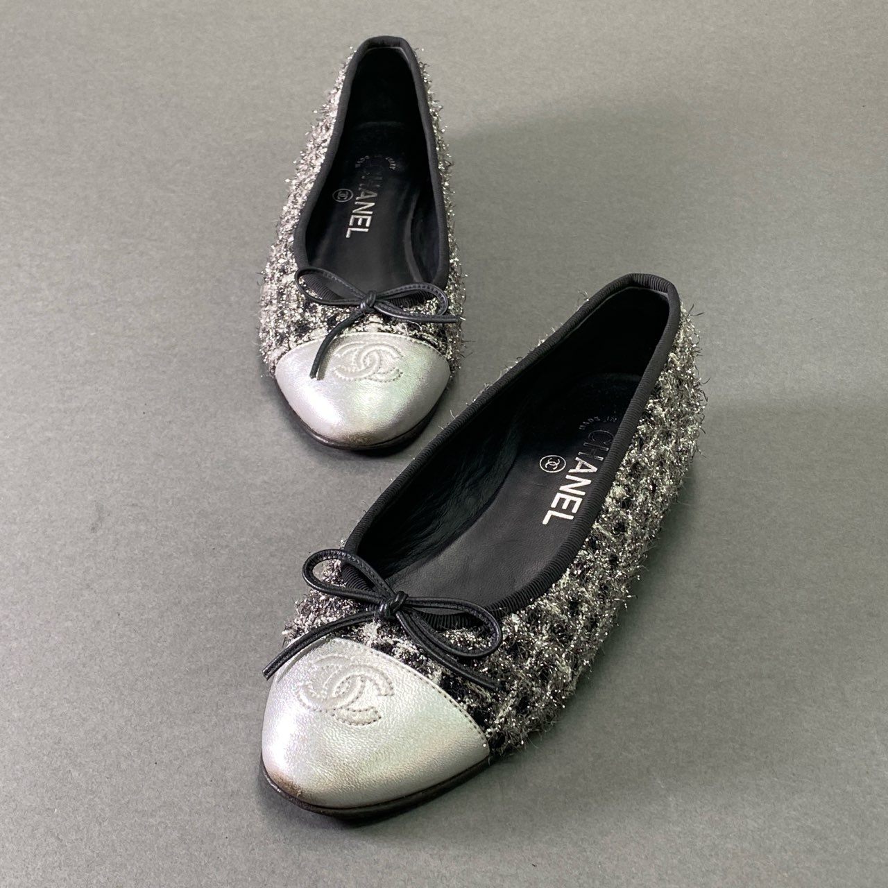6f8 CHANEL シャネル ココマーク リボンバレエシューズ 36 1/2 シルバー ブラック ラメツイード フラット パンプス