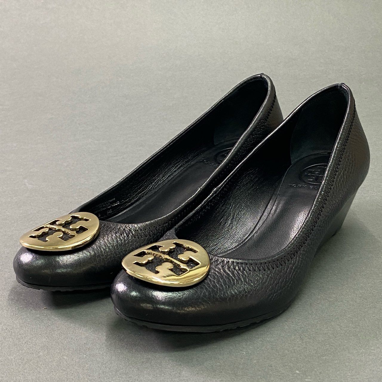5c18 TORY BURCH トリーバーチ ウェッジソール ロゴ金具 パンプス シューズ 7M ブラック レザー