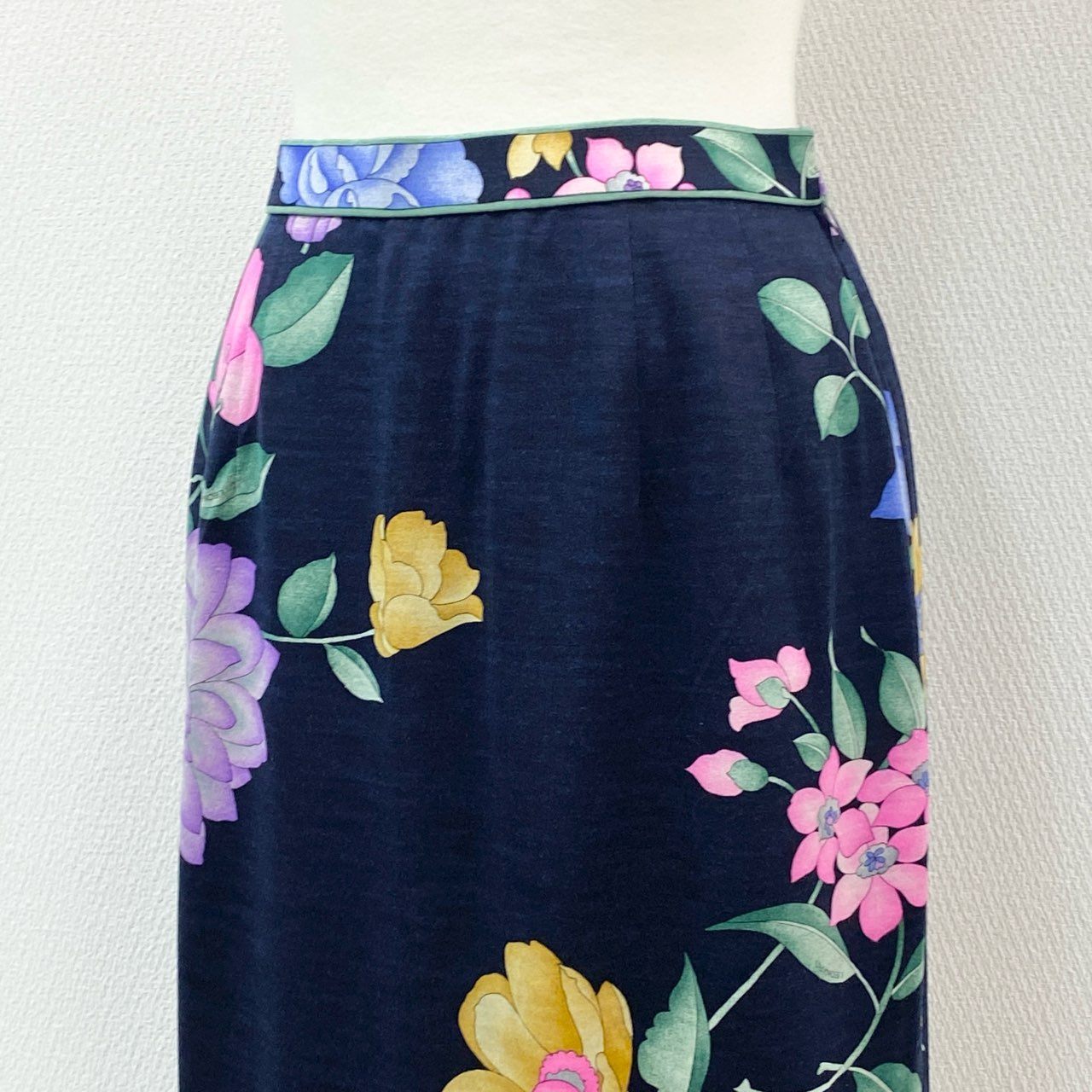 65d30 LEONARD レオナール 美しい花柄プリント フレアスカート 膝丈スカート 花柄スカート サイズ67 ネイビー マルチカラー ウールシルク レディース 日本製