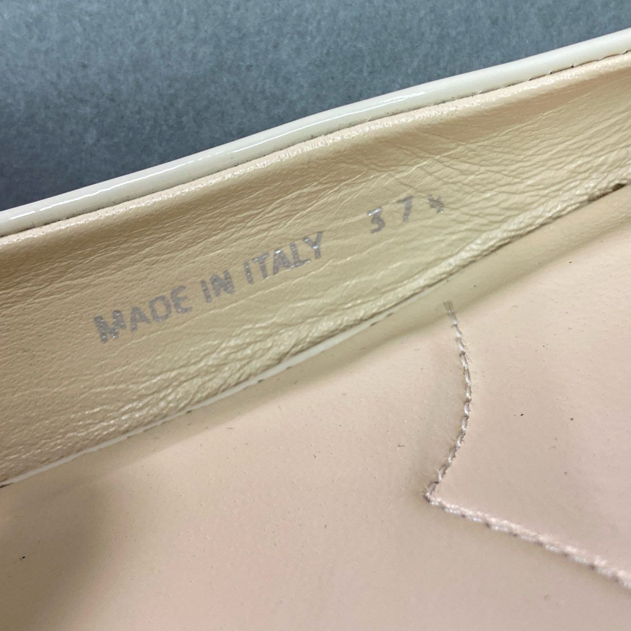 4c21 PRADA プラダ トライアングルロゴ エナメル フラットパンプス 37 1/2 ベージュ パテントレザー 三角ロゴ バレエシューズ イタリア製