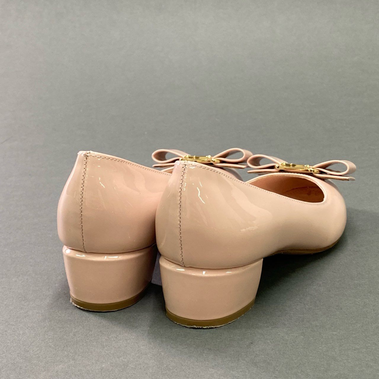 9c19 Salvatore Ferragamo サルヴァトーレ フェラガモ VARA ヴァラリボン エナメルパンプス 4 ピンク パテントレザー シューズ イタリア製 箱付き