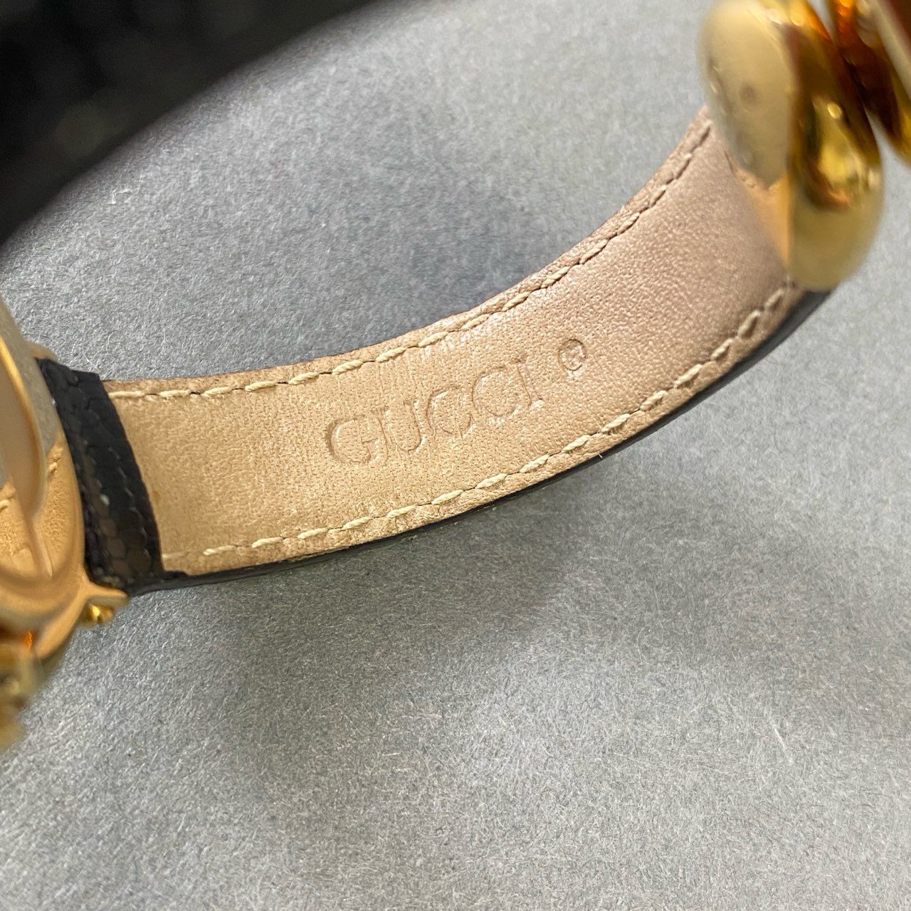 g29 GUCCI グッチ ターンフェイス バングルウォッチ クォーツ腕時計 回転式 リバーシブル アナログ ブラック ゴールド レザーベルト