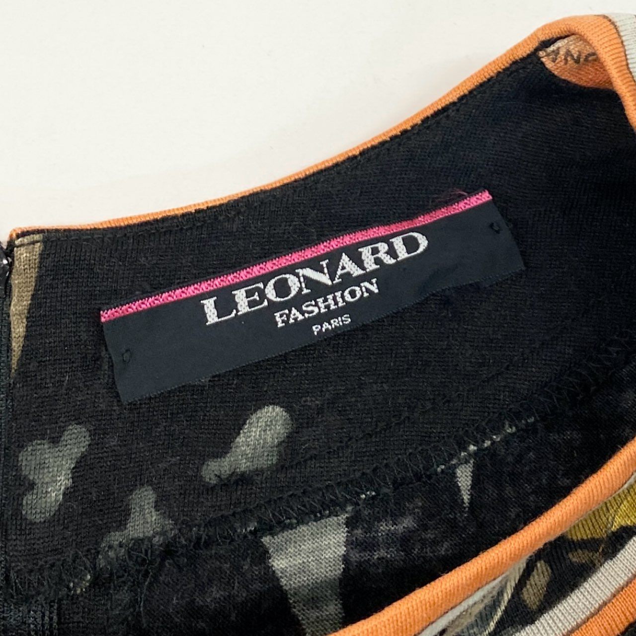 31i8 LEONARD レオナール ウール × シルク 長袖カットソー 0329103 L ブラック オレンジ 美しい花柄プリント バックジップ ブラウスt18r