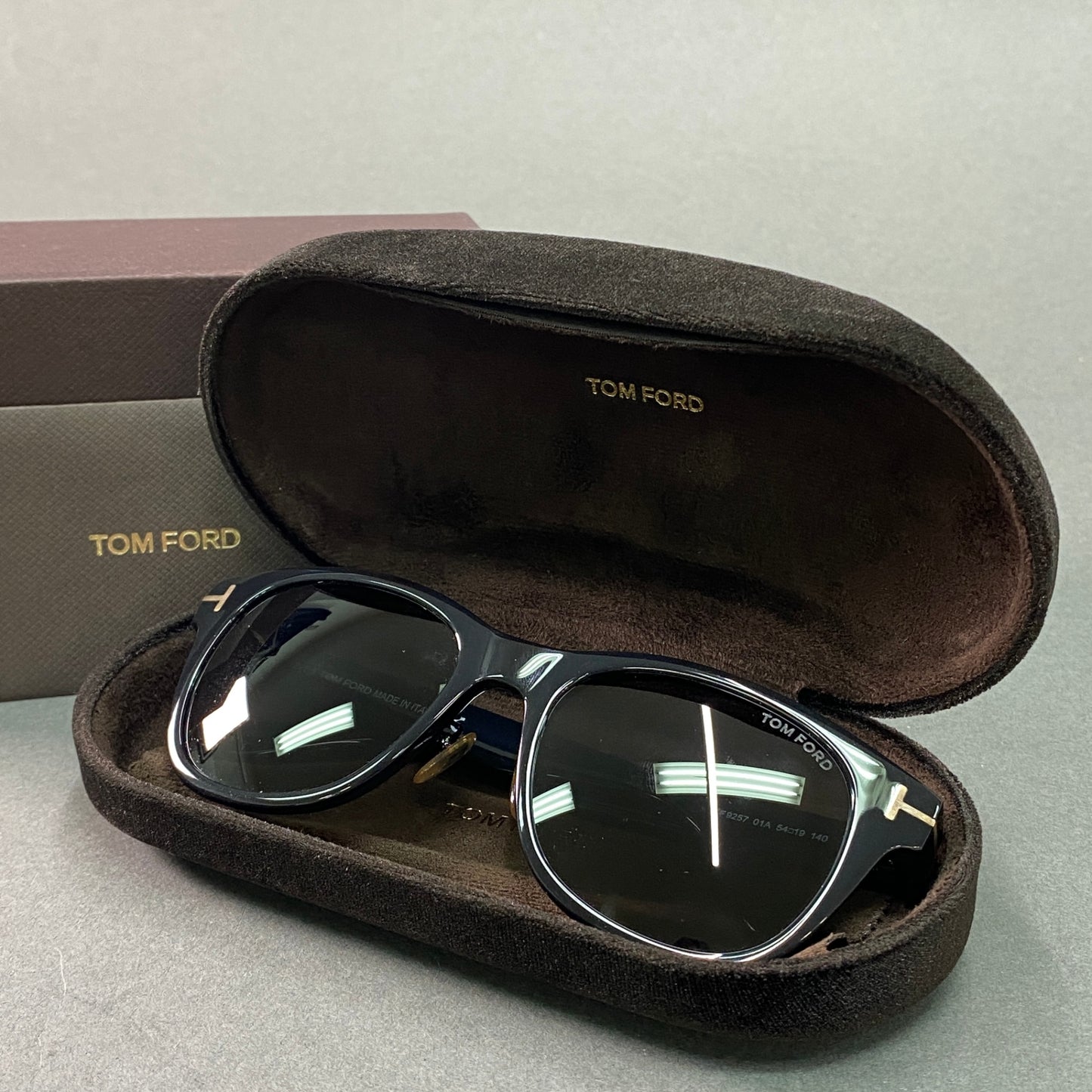 g29《完品》 TOM FORD トムフォード ウェリントン サングラス TF9257 54□19 ブラック アイウェア メガネ 眼鏡 箱 ケース クロス付き