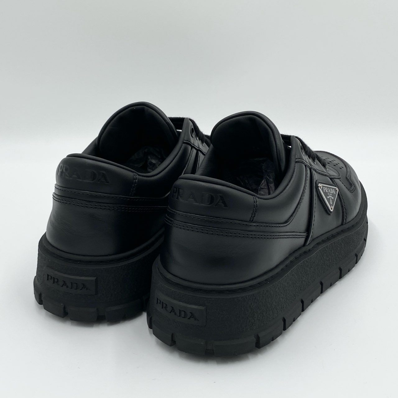 1h20《極美品》 PRADA プラダ レザースニーカー ローカット シューズ トライアングルロゴ 2EG452 サイズ7 ブラック レザー メンズk02i