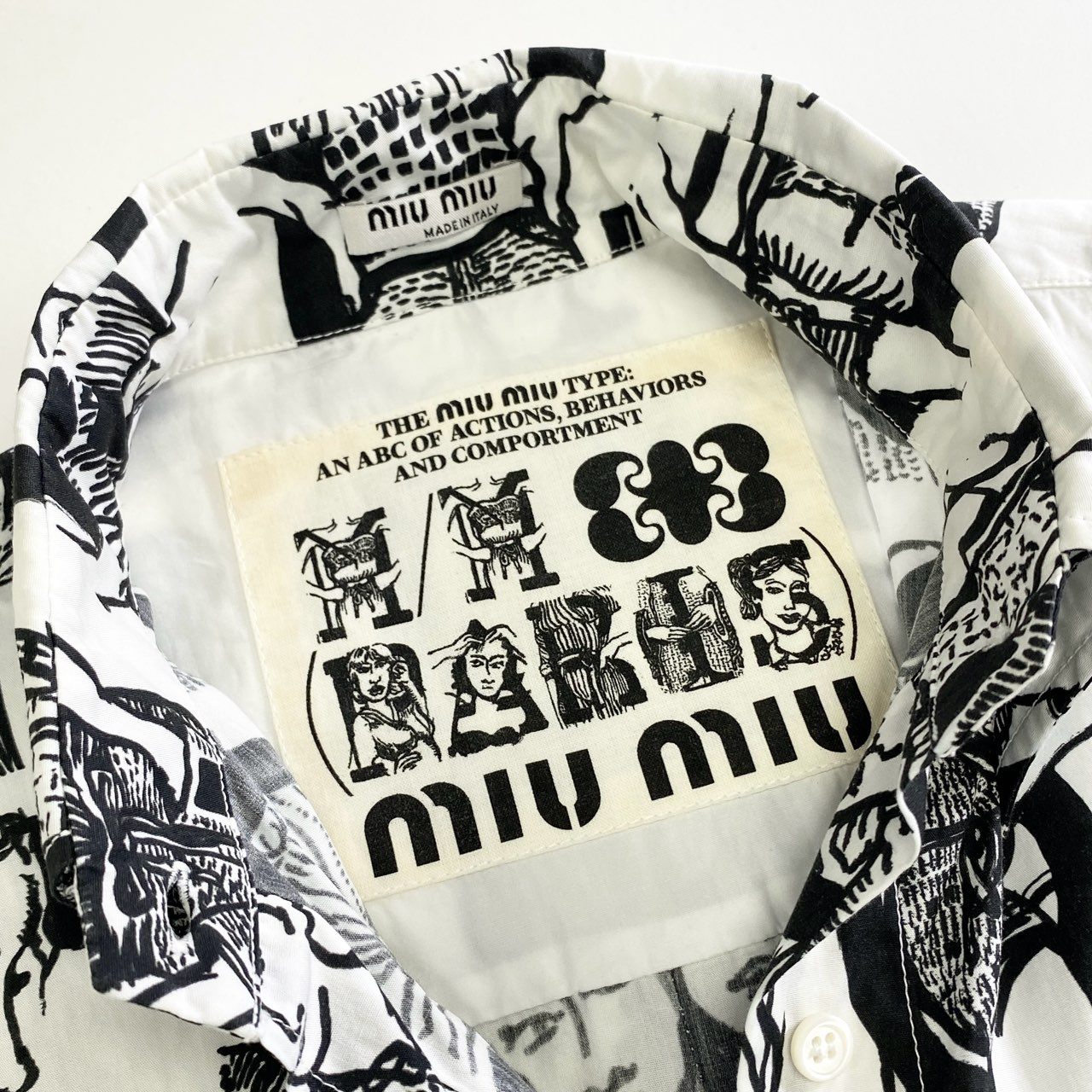 65k4 定価¥110,000 miumiu type ミュウミュウ タイプ 2018年 モノクロ アルファベットシャツ 38 ホワイト ブラック 半袖 イタリア製