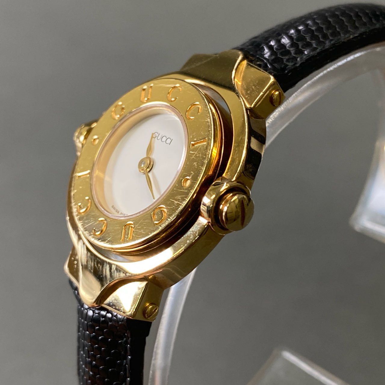g29 GUCCI グッチ ターンフェイス バングルウォッチ クォーツ腕時計 回転式 リバーシブル アナログ ブラック ゴールド レザーベルト