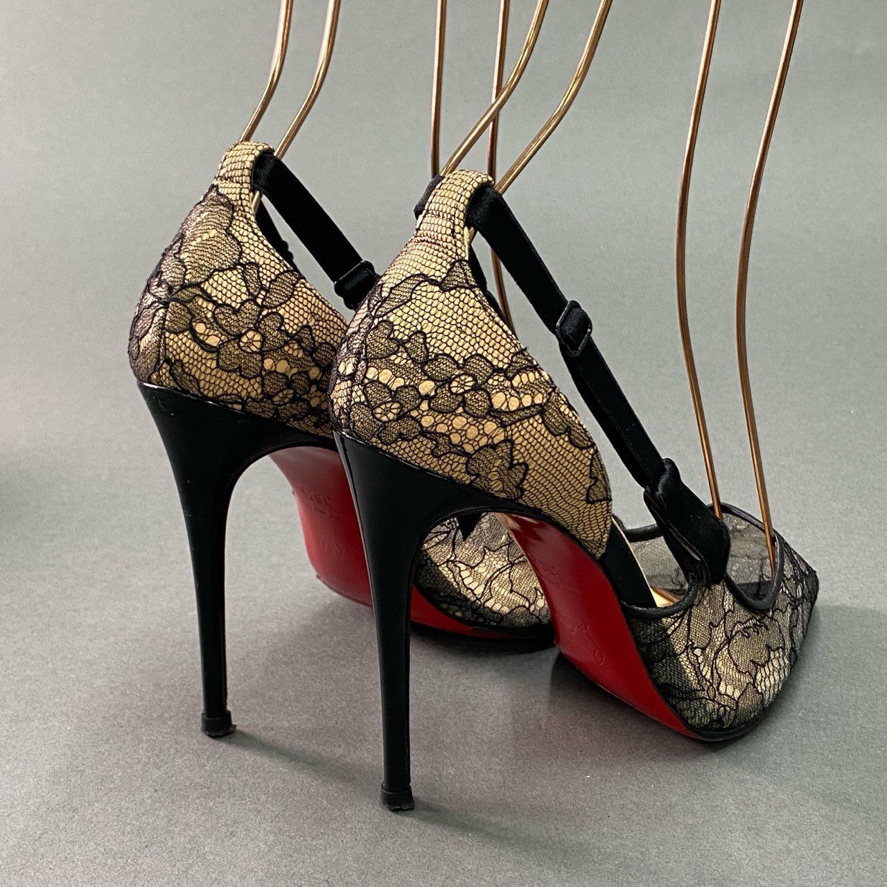 5g8《美品》 Christian Louboutin クリスチャンルブタン HOT JEANBI 100 フラワーレースパンプス 36 1/2 ブラック シューズ 箱付き