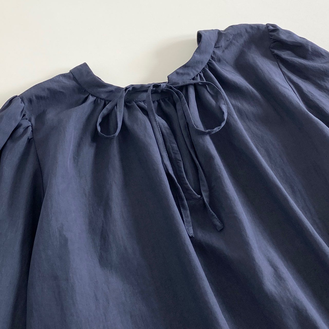 20h7 定価¥15,400 Lounge dress ラウンジドレス 2WAY スキッパーブラウス ベルスリーブ F ネイビー シャツ ハイネック リボン