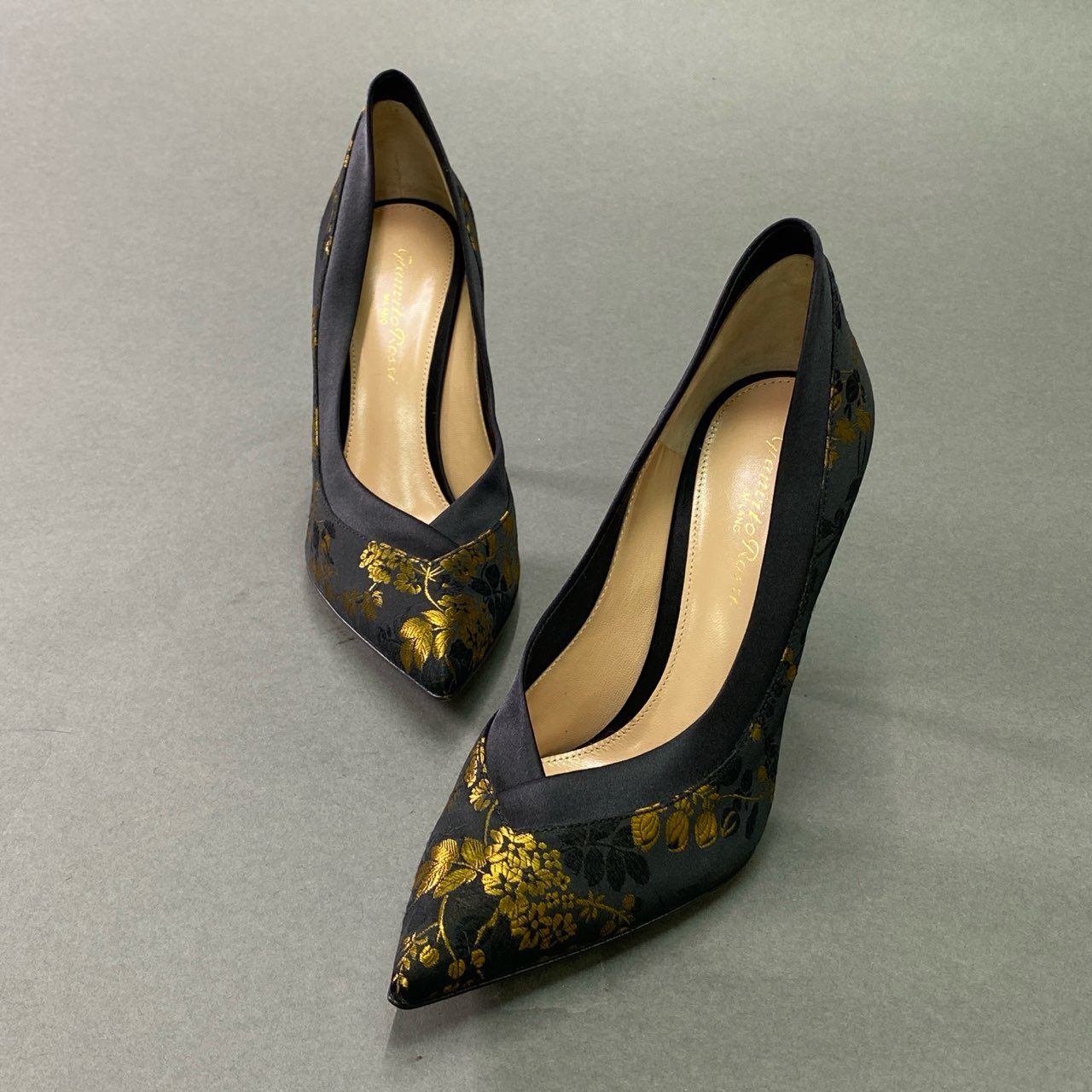 1b28 Gianvito Rossi ジャンヴィトロッシ 《美品》 ポインテッドトゥ ヒールパンプス Vカット 花柄刺繍 和柄 ハイヒール レディース 36 ブラック