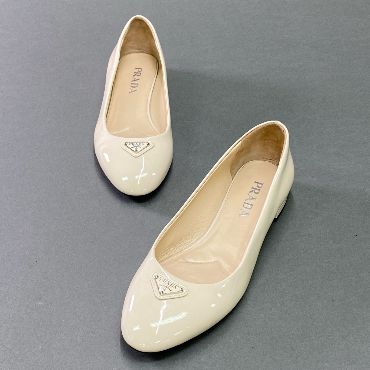 4c21 PRADA プラダ トライアングルロゴ エナメル フラットパンプス 37 1/2 ベージュ パテントレザー 三角ロゴ バレエシューズ イタリア製