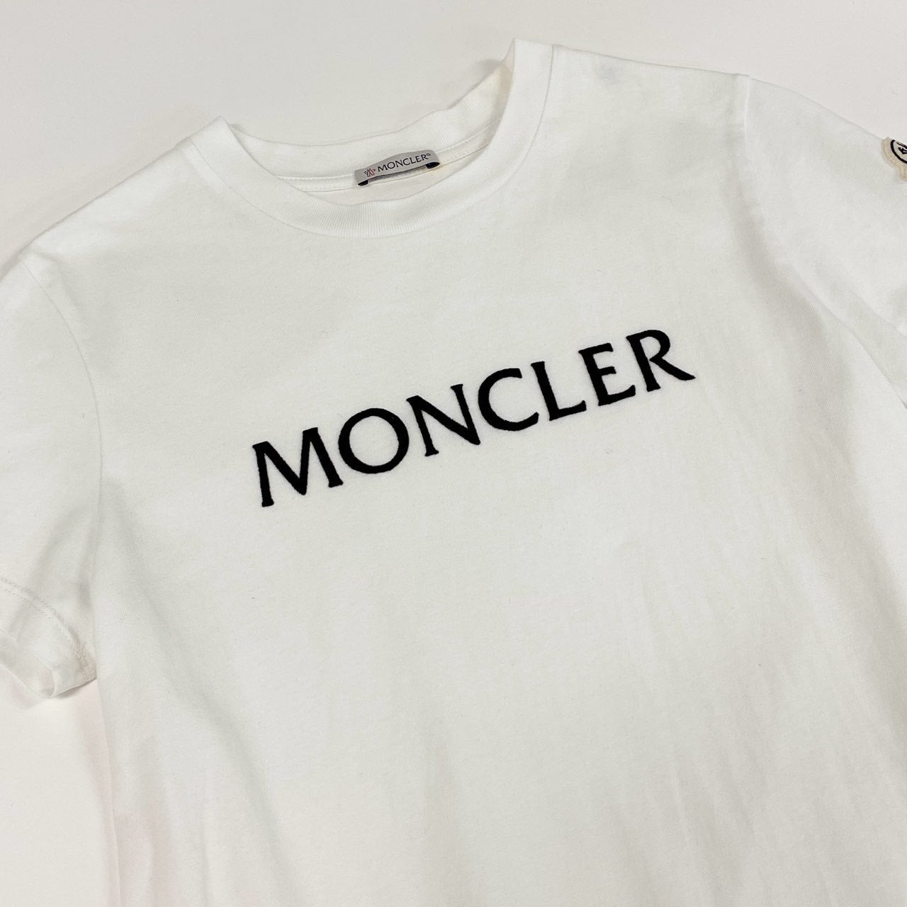 25f14 MONCLER モンクレール ロゴTシャツ クルーネック 半袖カットソー ショートスリーブ トップス ワッペン H20938C00012 XSサイズ ホワイト コットン