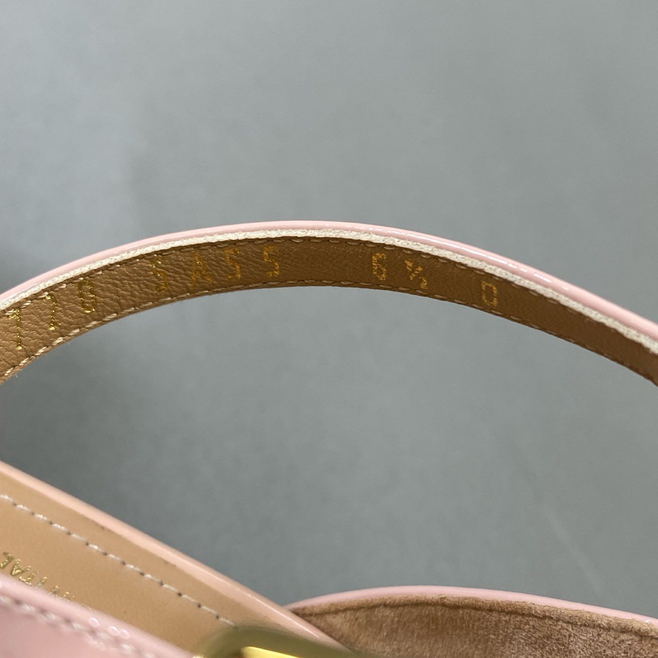 6j16《美品》 Salvatore Ferragamo サルヴァトーレ フェラガモ VARA ヴァラリボン アンクルストラップ エナメルサンダル 6 1/2 ピンク パテントレザー シューズ 箱付きt18r