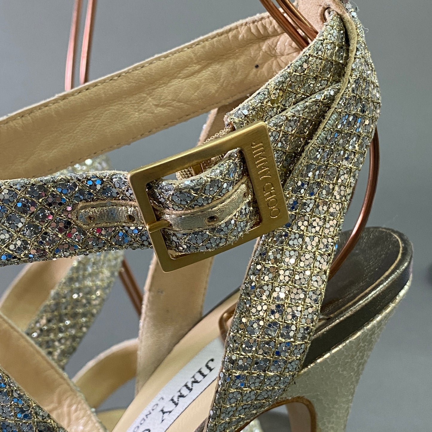2l25 《美品》 JIMMY CHOO ジミーチュウ グリッター ストラップヒールサンダル 38 1/2 シルバー レザー ラメ パーティ セレモニー パンプス イタリア製