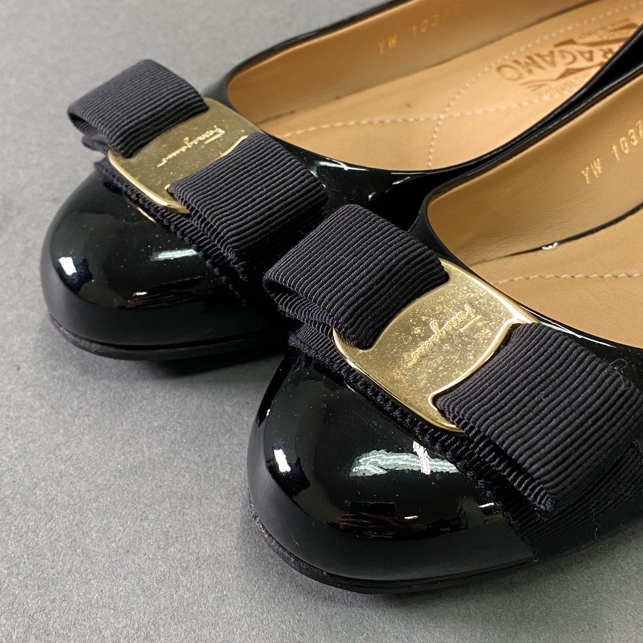 10f8 《美品》 Salvatore Ferragamo サルヴァトーレ フェラガモ VARA ヴァラリボン エナメルパンプス 5 ブラック パテントレザー フラットシューズ イタリア製 箱付き