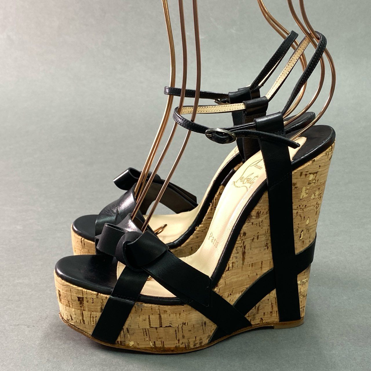 9f4 《美品》 Christian Louboutin クリスチャンルブタン ウェッジコルクソール レザーリボンサンダル 36 1/2 ブラック leather シューズ 保存袋 箱付き