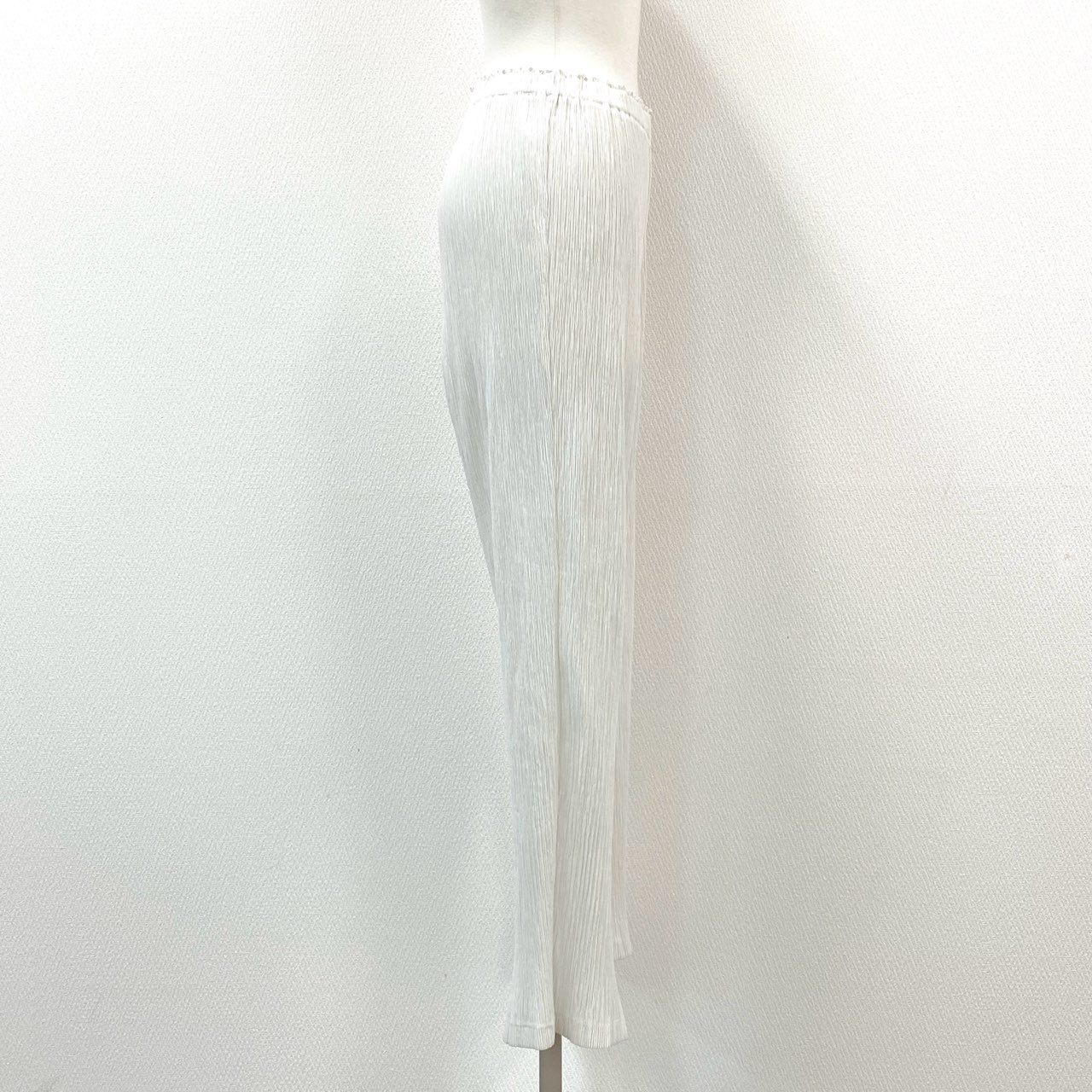 59e7 ISSEY MIYAKE WHITE LABEL イッセイミヤケ ホワイトレーベル プリーツパンツ ボトム サイズ3 ホワイト IM42FF441 レディース 女性用 プリーツプリーズ